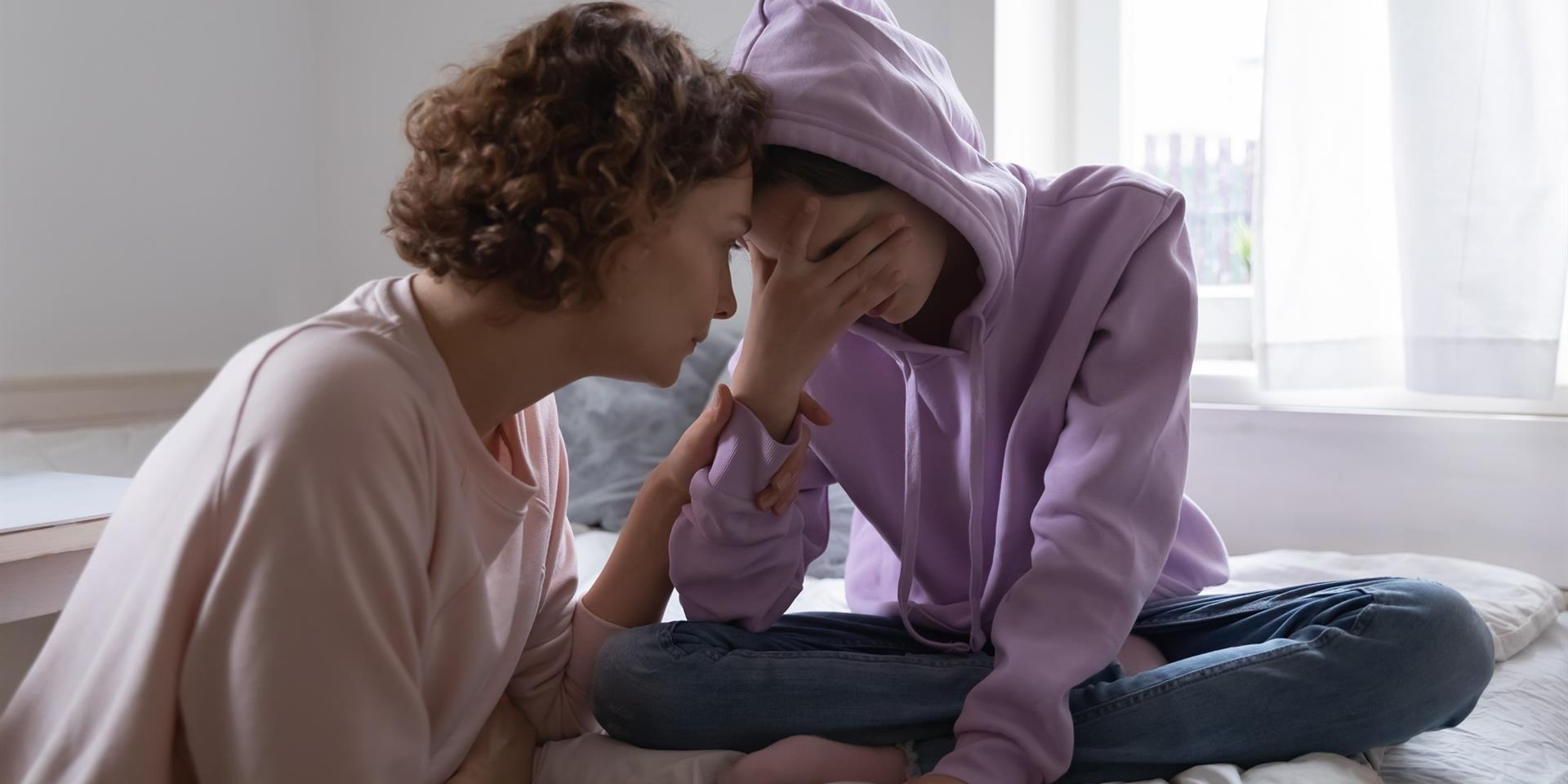 אמא מדברת עם הבת שלה. הנערה בדיכאון ויש חשש למחשבות אובדניות